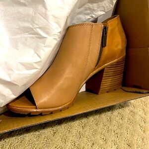 NIB Nadia Ankle Bootie size 10. Sorel